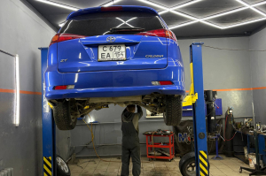 Замена передних стоек и втулок СПУ на Тойоте Caldina синего цвета. Замена передних стоек и втулок СПУ на Тойоте Caldina синего цвета.