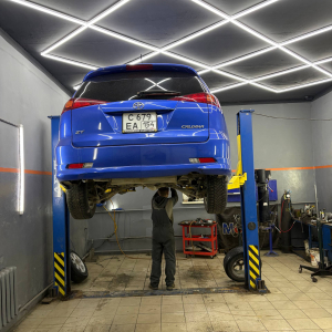 Замена передних стоек и втулок СПУ на Тойоте Caldina синего цвета. Замена передних стоек и втулок СПУ на Тойоте Caldina синего цвета.